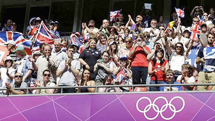 Khán giả đến cổ vũ cho Olympic London 2012 khá đông .