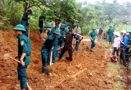 Đoàn viên thanh niên và dân quân tự vệ xã Đông Cuông mở đường tại thôn Đồng Dẹt.
