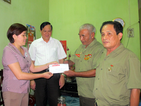 Đoàn đã đến thăm và tặng quà thương binh Nguyễn Văn Dậu, phường Hồng Hà, Tp Yên Bái.