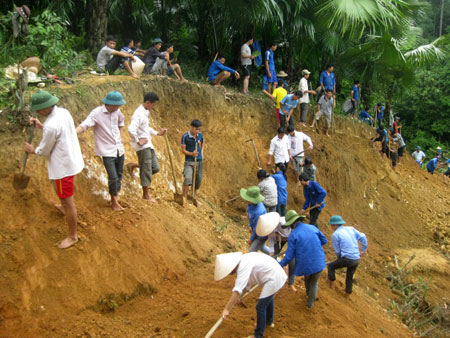 Tuổi trẻ Lục Yên thi công công trình “Đường thanh niên với nông thôn mới” ở xã An Phú.
