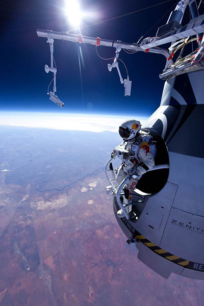 Felix Baumgartner thực hiện cú nhảy 