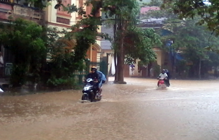 Trận mưa kéo dài sáng 29/7 đã làm ngập úng cục bộ nhiều tuyến đường ở thành phố Yên Bái. Ảnh Trần Văn