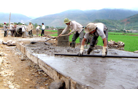 Nhiều hộ dân tham gia đóng góp ngày công lao động kiên cố đường giao thông nông thôn ở Văn Chấn. (Ảnh: Huy Văn)