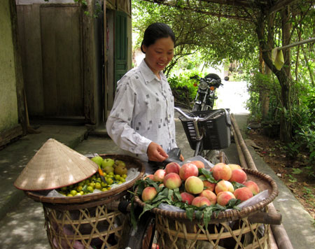 Chị hiệu đang chuẩn bị cho phiên chợ chiều.