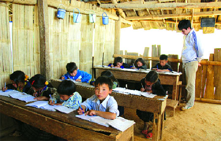 Thầy và trò lớp 3 ở trường ghép Mí Háng trong giờ học.