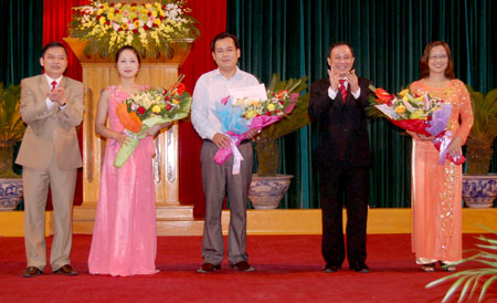 Các đồng chí lãnh đạo tỉnh chúc mừng 3 Nghệ sỹ đạt danh hiệu Nghệ sỹ ưu tú năm 2012