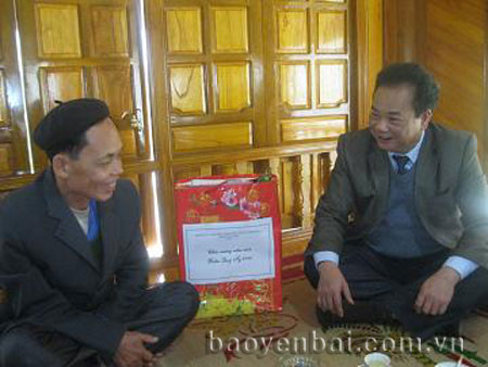Bí thư Huyện ủy, (phải) thăm và tặng quà cho gia đình ông Hoàng Văn Lý (xã Mai Sơn).
(Ảnh: Minh Tuấn)
