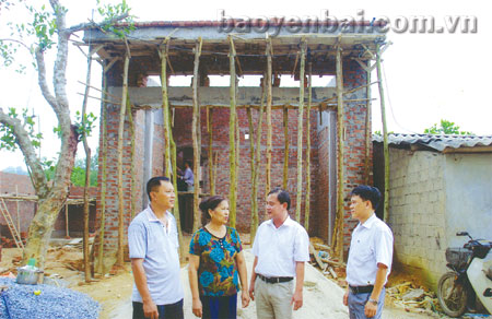 Bà Lê Thị Thành cùng lãnh đạo phường Minh Tân trước ngôi nhà đang được xây dựng.