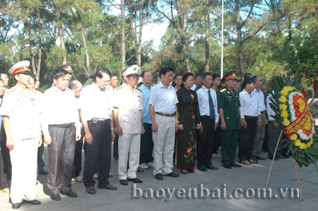 Đoàn đại biểu tỉnh Yên Bái viếng Nghĩa trang Liệt sĩ Trường Sơn (Quảng Trị).