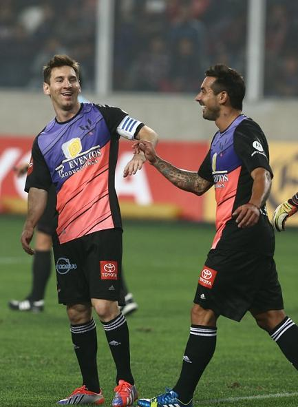 Messi và Lavezzi trong trận giao hữu tại Lima hôm 02/07.