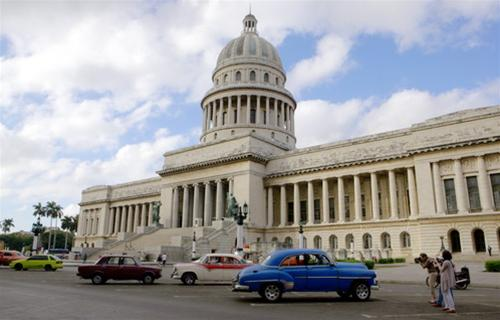 Trước cửa tòa nhà Capitol lộng lẫy, nay là Viện Hàn lâm khoa học Cuba - Ảnh: Hoàng Hải
