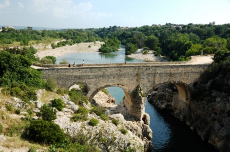 Cây cầu Le Pont du Diable ở Pháp được xây dựng vào thế kỷ 14