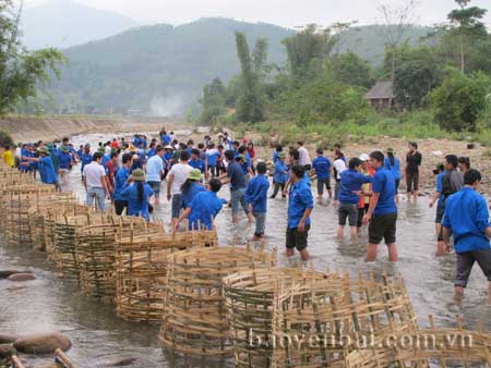 Đoàn viên thanh niên tình nguyện làm kè chắn lũ tại thôn Pá Làng, xã Nghĩa Phúc.