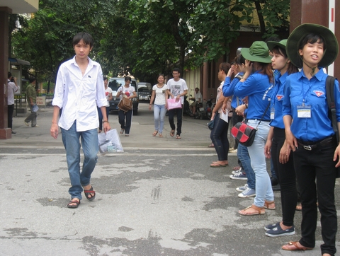 Những thí sinh ra sớm tại Hội đồng thi trường Đại học Khoa học Xã hội và Nhân văn, Hà Nội năm 2013