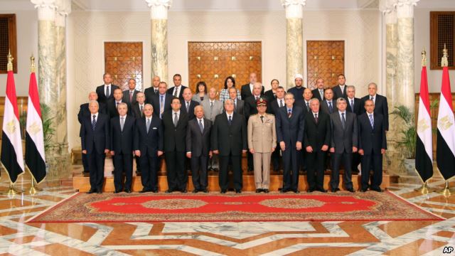 Tổng thống lâm thời Ai Cập Adly Mansour (giữa) và các bộ trưởng trong nội các mới trong lễ nhậm chức.