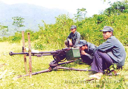 Dân quân Lục Yên luyện tập súng máy phòng không.
(Ảnh: Huy Văn)