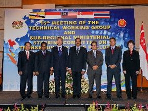 Tổng Thư ký ASEAN Lê Lương Minh (trái) chụp ảnh cùng các đại biểu tham dự hội nghị.