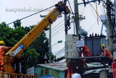 Ngành điện lực Yên Bái thường xuyên kiểm tra, sửa chữa hệ thống đường dây lưới điện.