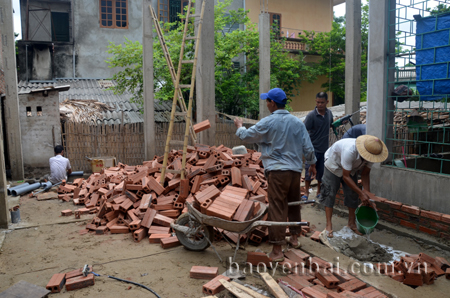 Thi công xây dựng nhà tình nghĩa cho gia đình bà Nguyễn Thị Thách.