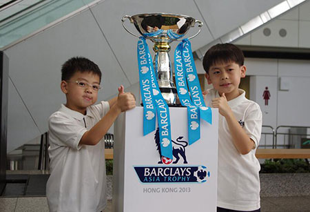 Chiếc cúp của giải Premier League Asia Trophy 2013. Logo của giải đấu rất giống với của giải Ngoại hạng Anh
