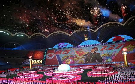 Các nghệ sĩ trình diễn trên sân vận động 1/5 với sức chứa 150.000 người ở thủ đô Bình Nhưỡng.