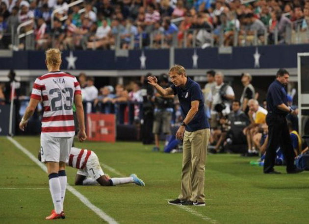 Juergen Klinsmann nhận án phát vì hành động thiếu kiềm chế.