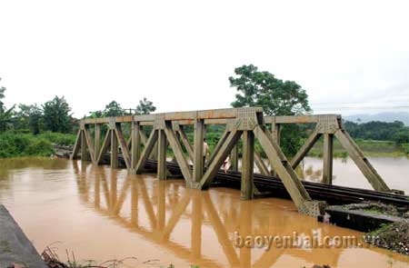 Cầu đường sắt đoạn xã Nga Quán, huyện Trấn Yên đã ngập sâu trong nước.