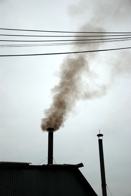 Một trong những ống khói nằm trong khu dân cư thuộc tổ 9, thị trấn Yên Bình (huyện Yên Bình).