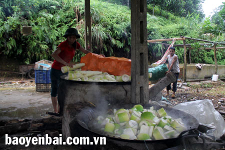 Nông dân xã Kiên Thành sơ chế măng tre Bát Độ.