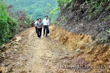 Đường vào bản Háng Chi Mua được mở mới năm 2013 giúp việc đi lại của người dân dễ dàng hơn.
