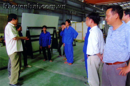 Lãnh đạo Liên đoàn Lao động tỉnh trao đổi gặp gỡ công nhân tại một doanh nghiệp trên địa bàn huyện Lục Yên.
