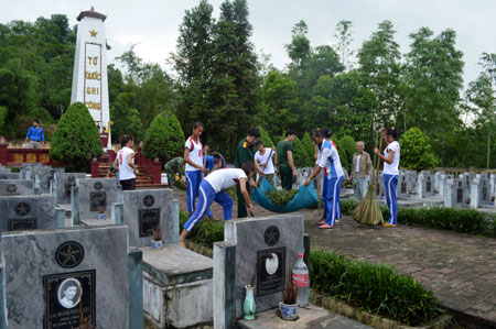 Tuổi trẻ tham gia lao động vệ sinh tại Nghĩa trang Liệt sỹ xã Minh Bảo.