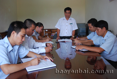 Lãnh đạo Thanh tra huyện Yên Bình trao đổi nghiệp vụ chuyên môn với cán bộ, thanh tra viên.
