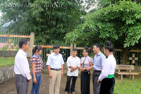 Lãnh đạo Ban Tổ chức Huyện ủy Trạm Tấu trao đổi kinh nghiệm công tác với các cán bộ không chuyên trách cấp cơ sở.