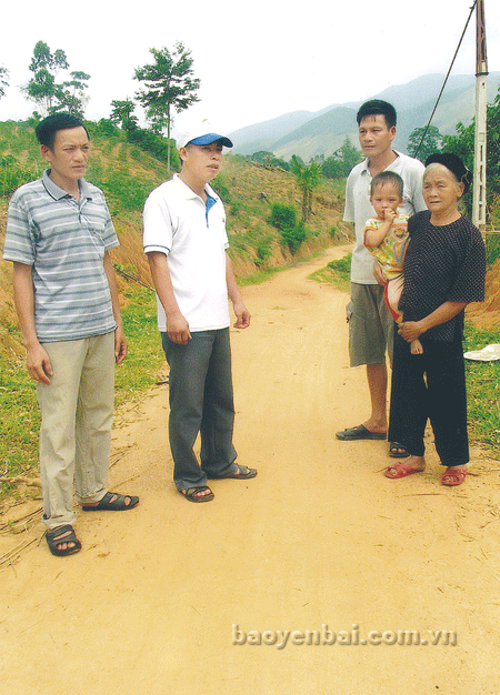 Lãnh đạo xã Bạch Hà (Yên Bình) kiểm tra đoạn đường mới mở qua khu đất được ông Thu hiến ở thôn Hồ Sen.
