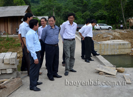 Đồng chí Phạm Duy Cường (giữa) - Phó bí thư Tỉnh ủy, Chủ tịch UBND tỉnh kiểm tra công trình thủy lợi tại xã Thượng Bằng La.
