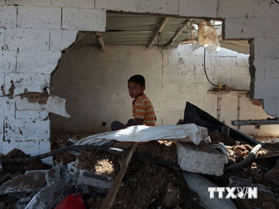 Nhà cửa bị tàn phá sau trận không kích của Israel tại Dải Gaza. (Ảnh: THX/TTXVN)