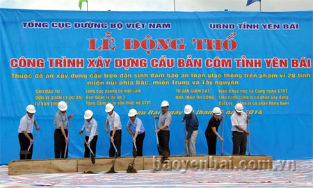 Lễ động thổ công trình xây dựng cầu Bản Côm.