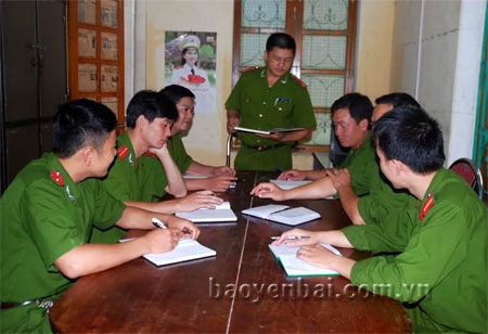 Đội CSĐTTPVMT, Công an huyện Mù Cang Chải bàn phương án đấu tranh phòng, chống tội phạm ma túy trên địa bàn.
