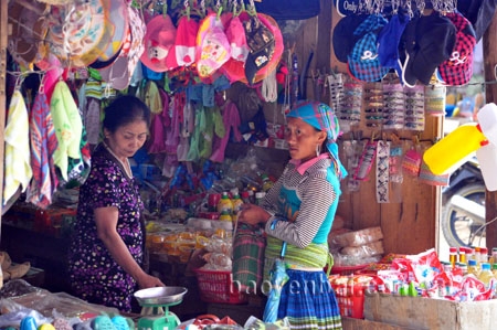 Nhận thức của người dân vùng cao vẫn còn rất hạn chế trong việc phân biệt giữa hàng giả và thật.
Ảnh: Người dân đến mua sắm tại chợ Mù Cang Chải.
