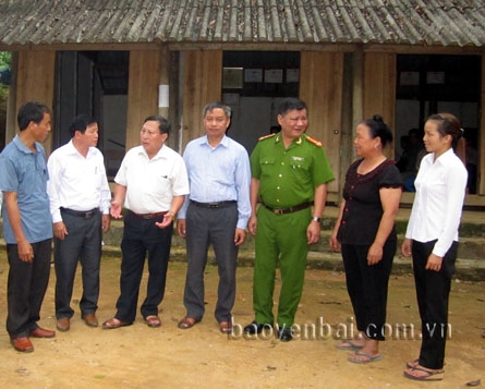 Ông Đỗ Trung Kiên (thứ 3, trái sang) - Phó Chủ tịch HĐND huyện Lục Yên cùng đại biểu HĐND huyện tiếp xúc cử tri thôn Hai Túc, xã Phúc Lợi.
