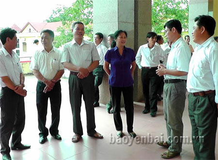 Đồng chí Nguyễn Thị Lụa - Phó bí thư Thường trực Huyện ủy Văn Yên trao đổi với các giáo dân yêu nước làm kinh tế giỏi của huyện.
