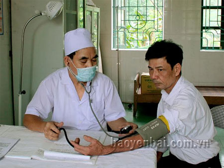 Cán bộ Trạm Y tế phường Hợp Minh thường xuyên nâng cao tinh thần trách nhiệm phục vụ người bệnh. 
