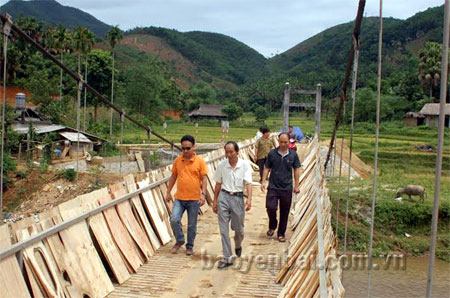 Cầu treo vào thôn 6, xã Khánh Hòa (Lục Yên) được đầu tư từ nguồn vốn 135 đã đưa vào sử dụng.