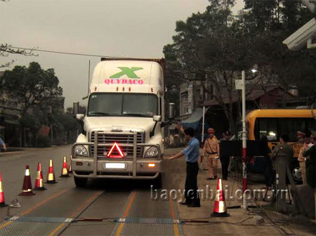 Hướng dẫn xe vào cân tải trọng xe tại Trạm cân Km14, thị trấn Yên Bình (Yên Bình).