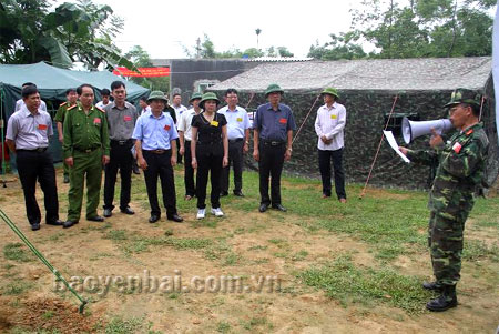 Đồng chí Hoàng Xuân Nguyên - Phó chủ tịch UBND tỉnh kiểm tra diễn tập PCLB - TKCN tại thị xã Nghĩa Lộ.