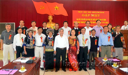 Các đồng chí lãnh đạo tỉnh cùng các đại biểu về dự buổi gặp mặt đại biểu tiêu biểu các dân tộc thiểu số nhân kỷ niệm 82 năm ngày thành lập Mặt trận Dân tộc thống nhất Việt Nam (18/11/1930 - 18/11/2012).