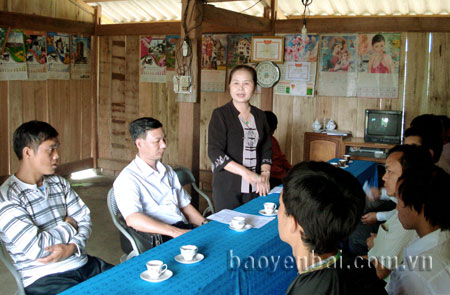 Đồng chí Sùng Thị Chư - Phó chủ tịch Ủy ban MTTQ tỉnh trao đổi về hoạt động với cán bộ Ban công tác mặt trận xã Suối Bu (Văn Chấn).
