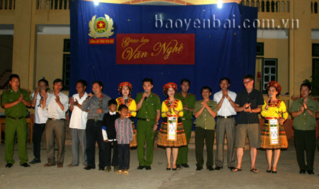 Đội văn nghệ xung kích Công an tỉnh biểu diễn tại xã Pá Lau, huyện Trạm Tấu.