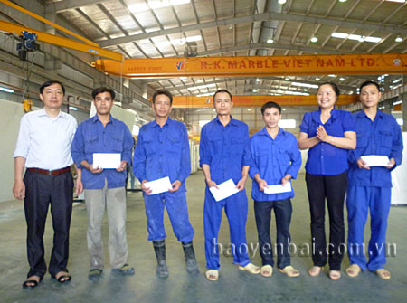 Lãnh đạo Liên đoàn Lao động tỉnh thăm công nhân Công ty TNHH Đá Cẩm Thạch RK Việt Nam.
(Ảnh: Thanh Xuân)
